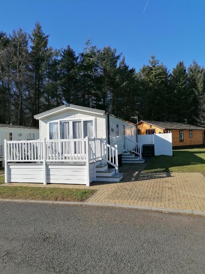 The Kalos Retreat - Hot Tub Lodge With Free 18 Hole Golf Course Swarland Esterno foto